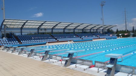 11 Ways To Enjoy Swimming In A Crowded Lane
