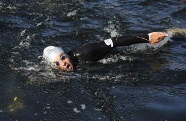 Walliams swimming in Thames by sportrelief.com